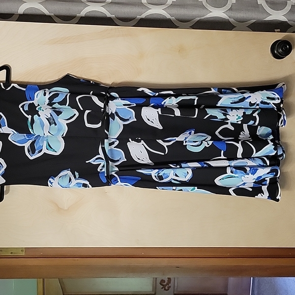 Dress - Picture 4 of 6